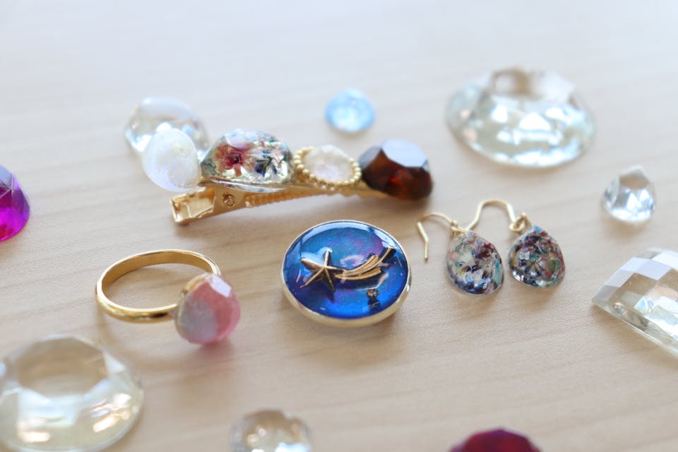 【これでOK】初心者向けにレジンの作り方を解説！UV-LEDレジンに必要な材料・美しく仕上げるコツ