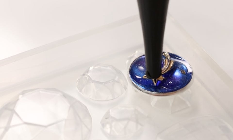 レジンに気泡が入る！気泡の消し方、活かし方をご紹介