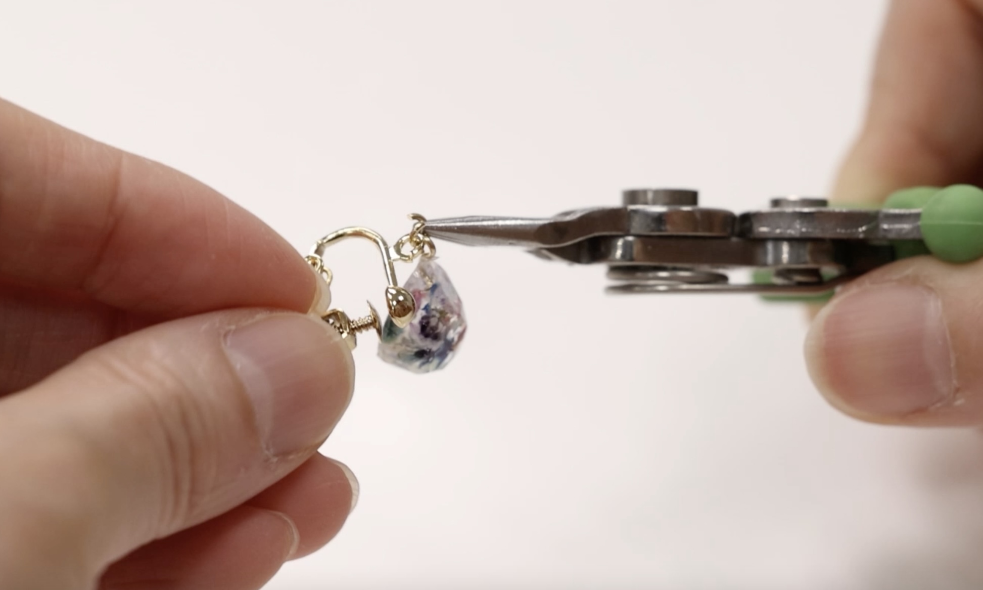 魅力的なレジンアクセサリーの作り方｜必要な道具・材料から作り方まで徹底解説！