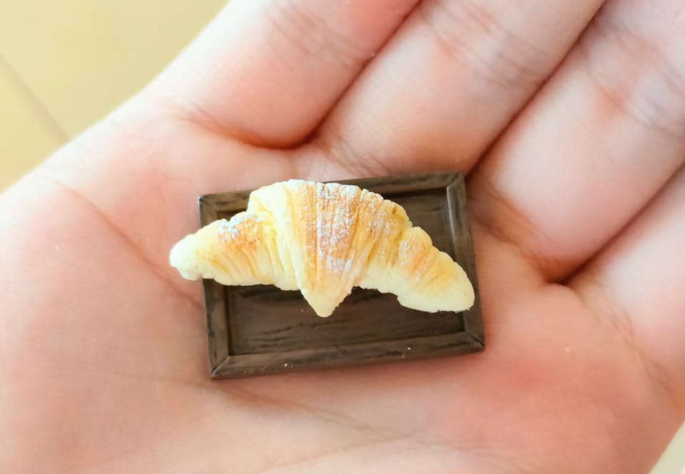 100均の材料で作るミニチュアフード！初心者でも簡単にできるクロワッサンの作り方を紹介
