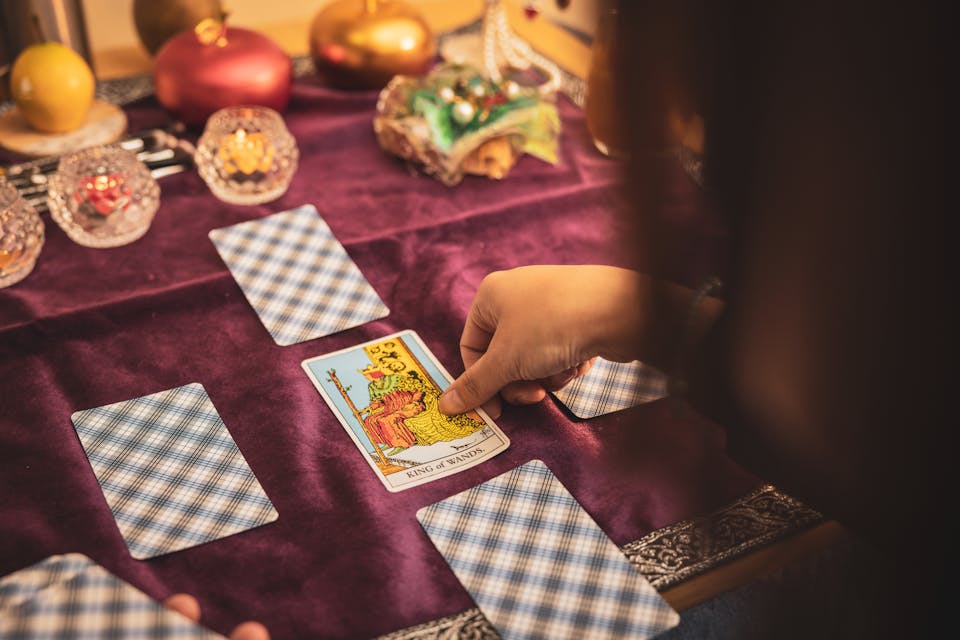 【初心者必見】タロット占いは何がわかるの？気をつけないと危険なこと！