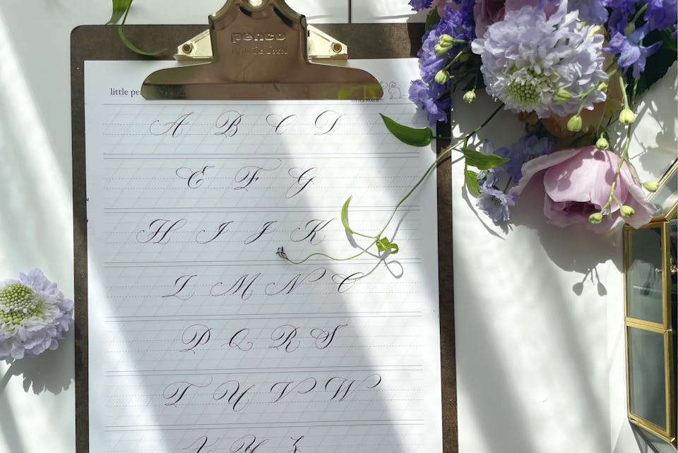 【例文あり】おしゃれな筆記体の書き方〜カリグラフィーとは〜