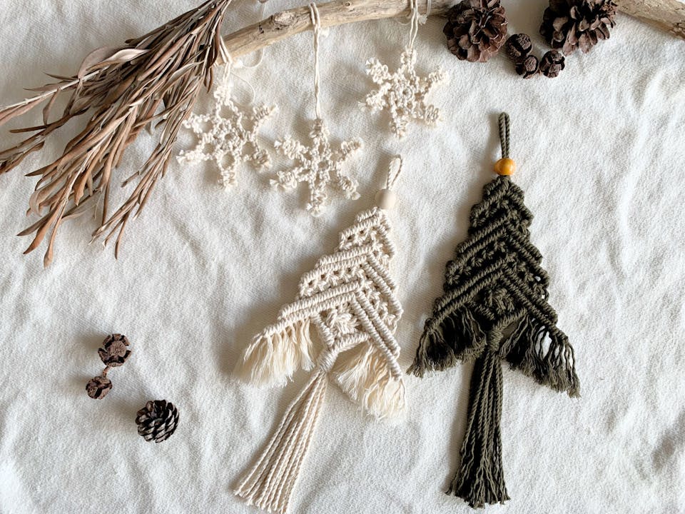 【初心者でも簡単】マクラメクリスマスツリーの作り方〜紐の選び方・基本の結び方〜