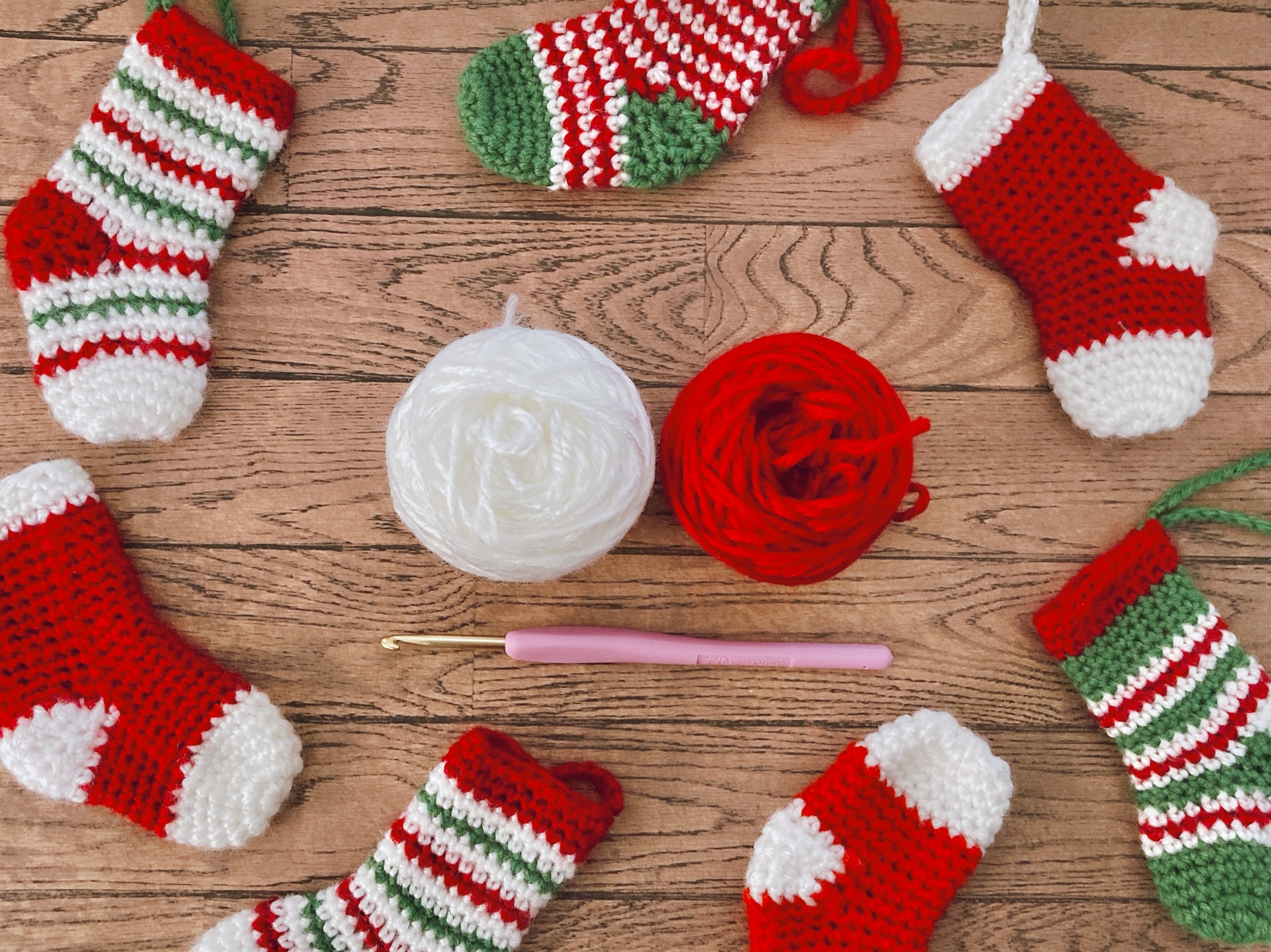 【初心者でもできる！】かぎ針で作るクリスマス靴下｜編み図付き講座も