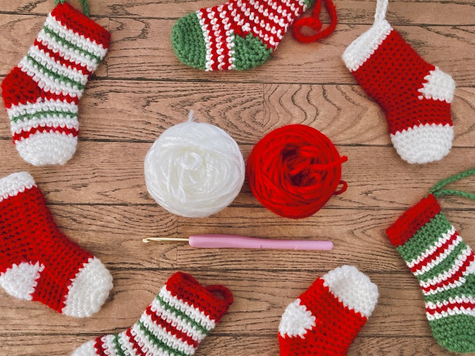 【初心者でもできる！】かぎ針で作るクリスマス靴下｜編み図付き講座も