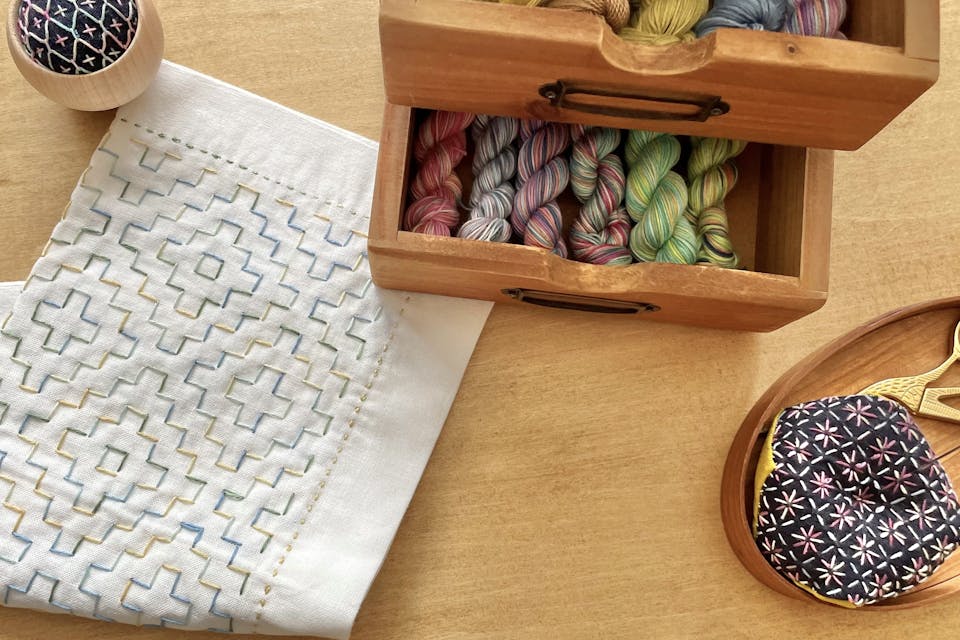 【初心者向け】素朴で愛らしい刺し子｜基本のやり方や人気デザインを解説