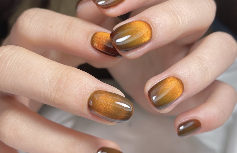 マグネットネイルは上品なデザインにも派手めのデザインにもアレンジ自在