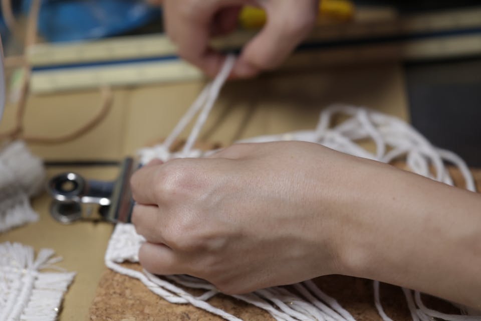 マクラメの基本「平編み」の編み方