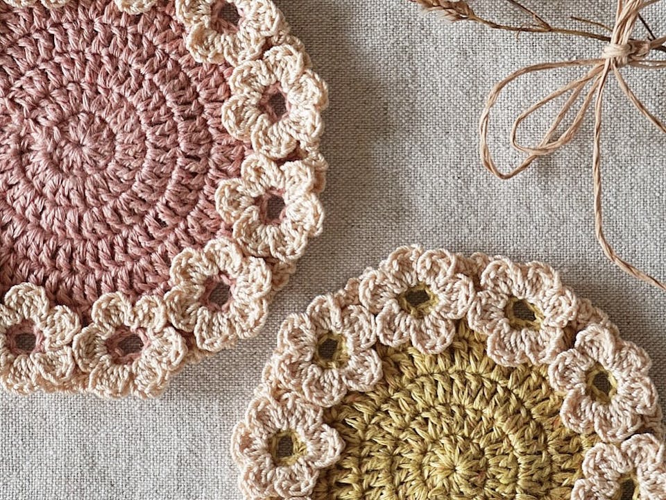  uzu.「【PDF補足編み図付き】かぎ針編み お花いっぱいドイリーの作り方」