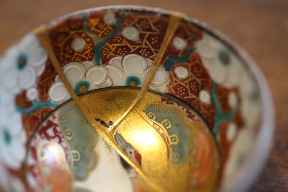 歴史的な価値を持つ陶磁器の修復