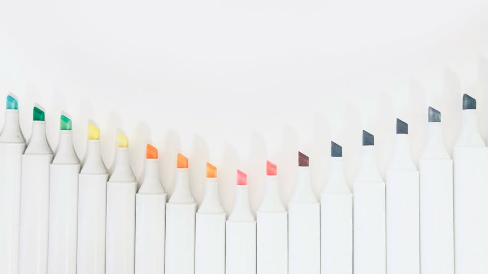 ペンや色鉛筆は色がたくさんあると楽しめる