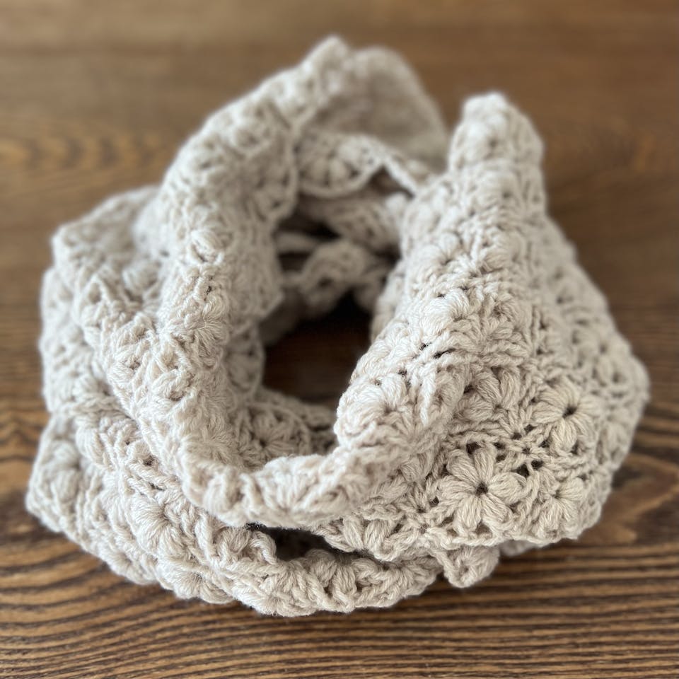 uzu.「かぎ針編み 松編みスヌードの作り方」