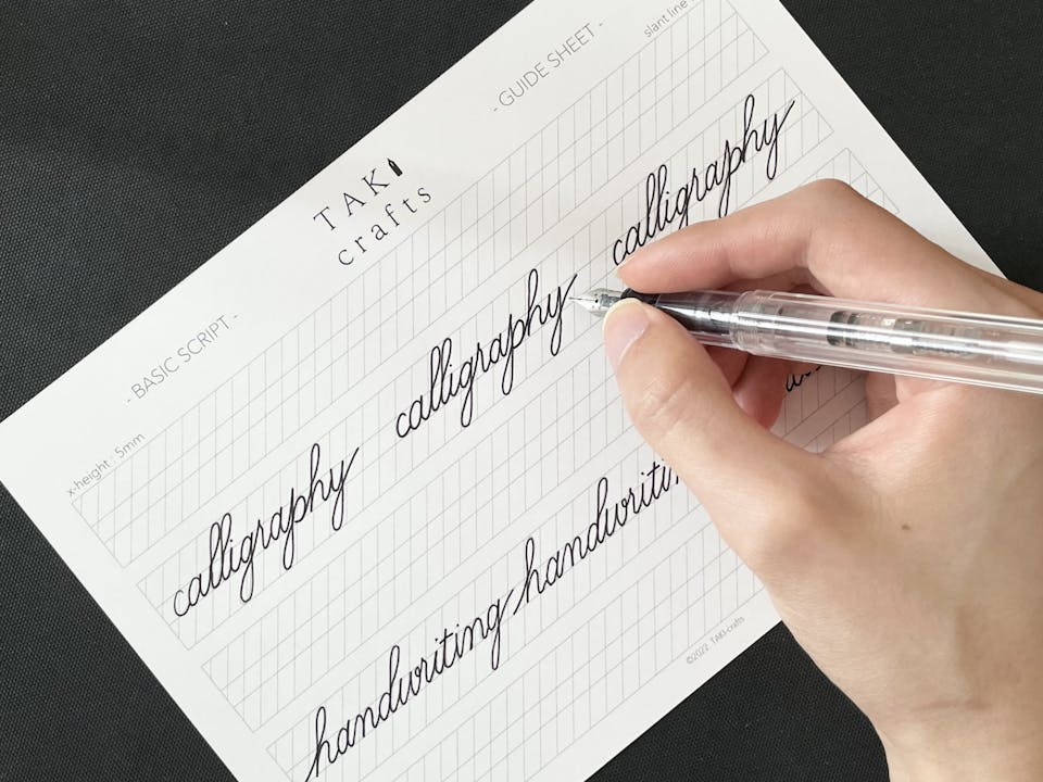カリグラフィーの基礎となる「アルファベット筆記体」講座