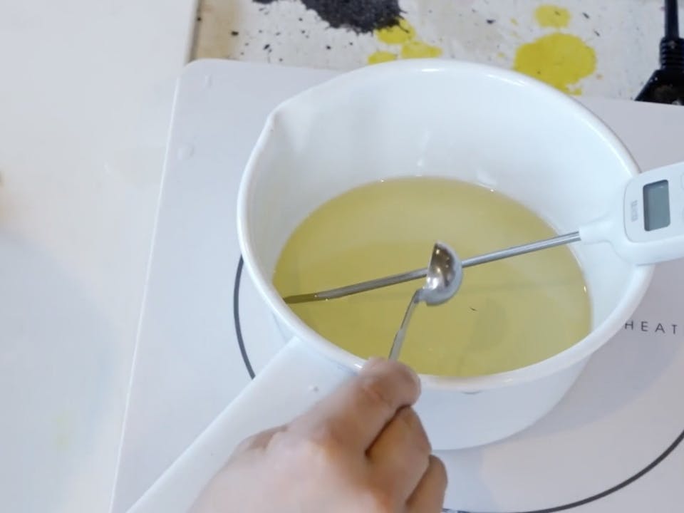 3．火を止めてから香料を入れる