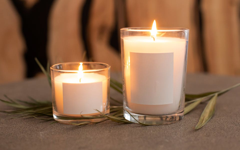 使い方3：キャンドルの包装やシールをはがす