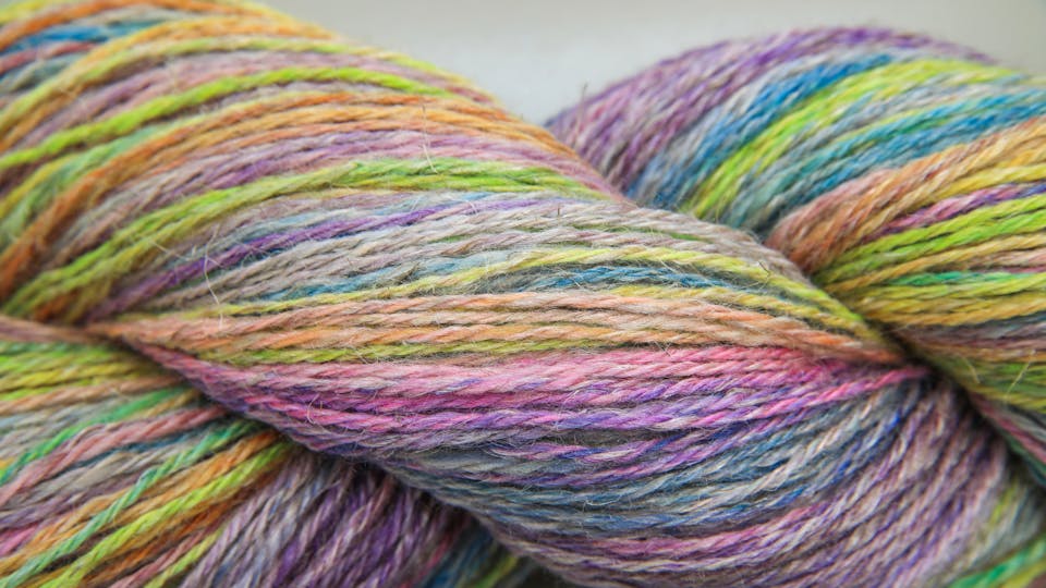 【１】カシミヤやウールなど天然繊維の糸