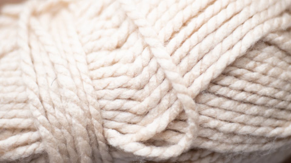 【２】ポリエステルやアクリルなど合成繊維の糸