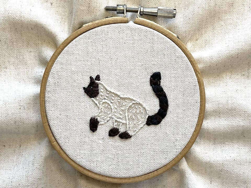 絵本の世界のような猫の刺繍