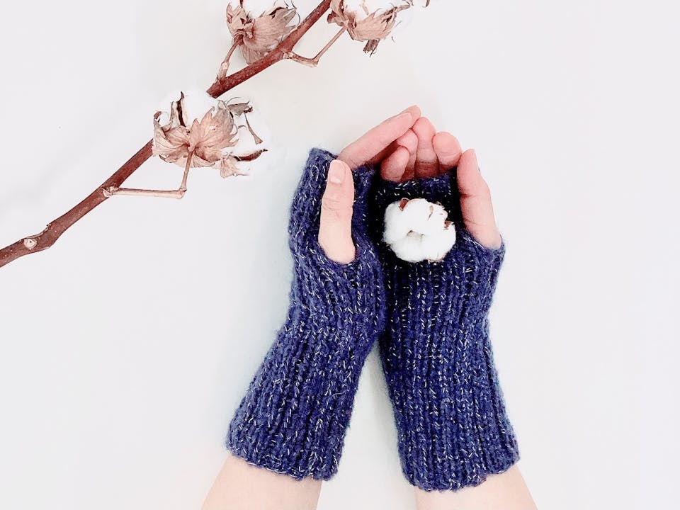 ey_knits「ラメ入りモヘアのハンドウォーマーの編み方」