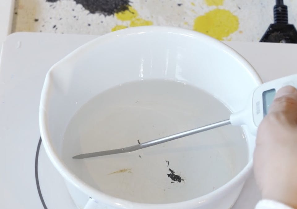 作り方1：ワックスもしくはろうそくを湯せんで溶かす