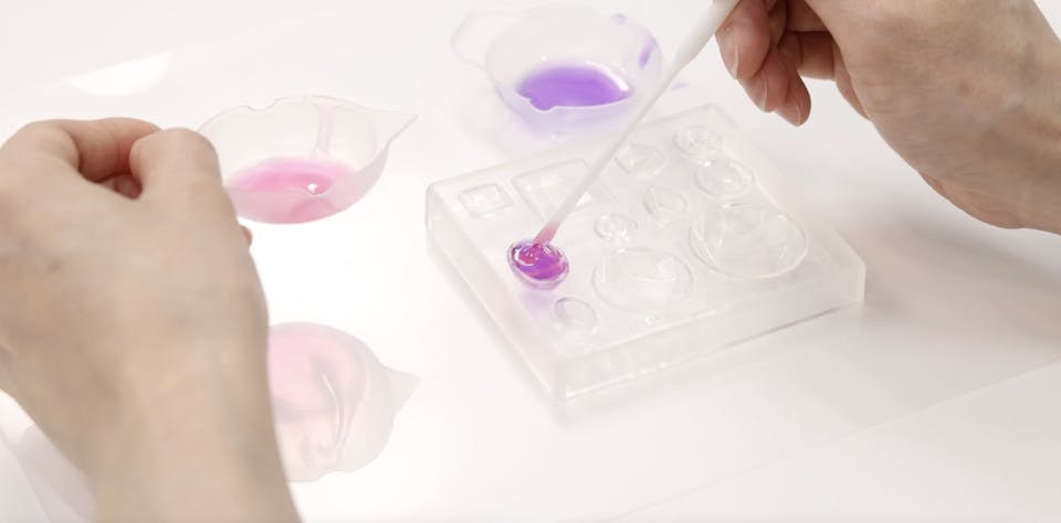 1-1．紫外線やUV-LEDライトをあてると硬化する透明な液体素材のこと