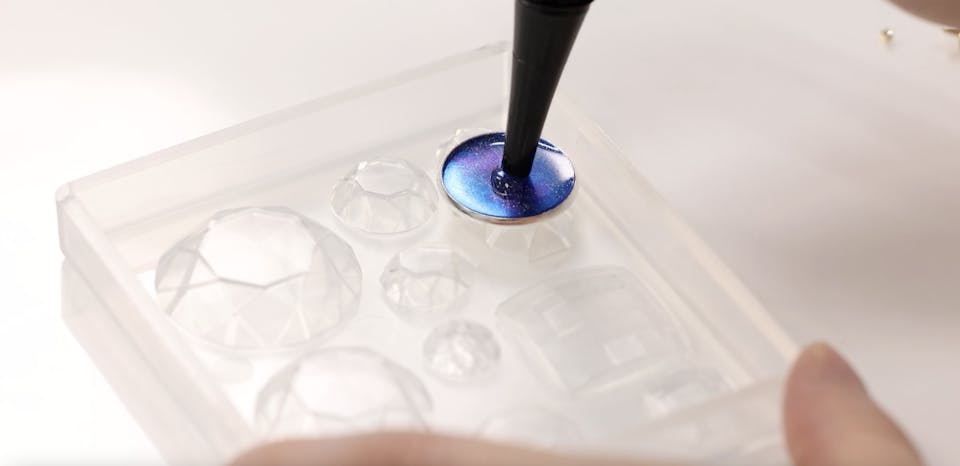 3-3．レジン液をモールドに少量だけ流し入れる