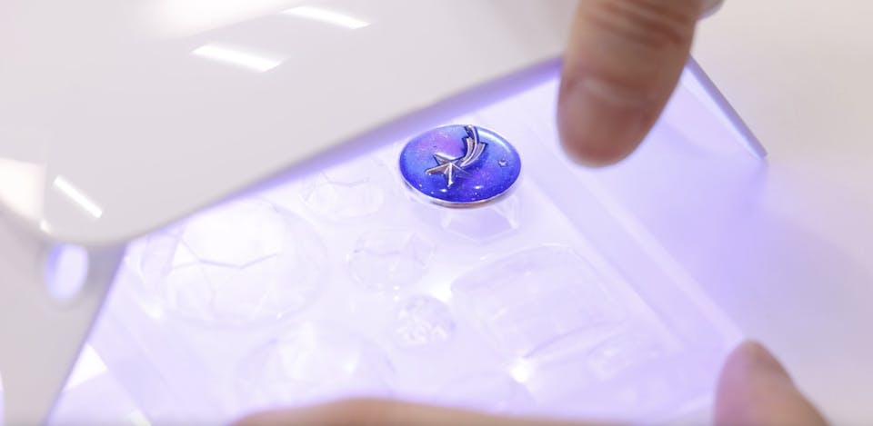 3-5．UV-LEDライトで硬化させる