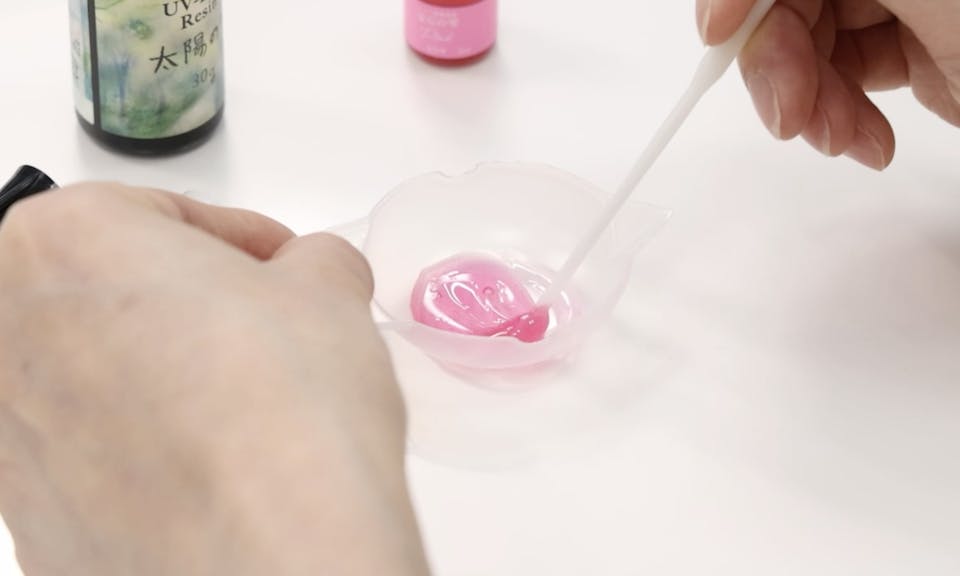 勢いよく注ぐ、かき混ぜて気泡ができる