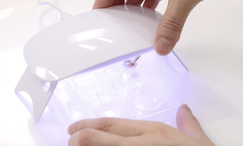 レジン液の温度上昇で気泡ができる