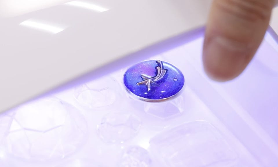 作り方4．UV-LEDライトを当てて固める