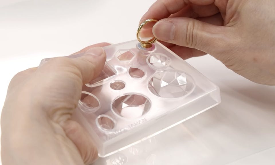 作り方7．リングは台座に接着して完成！ピアス・イヤリングは金具で固定して完成！