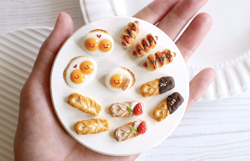 目玉焼きとパンのミニチュアブローチ