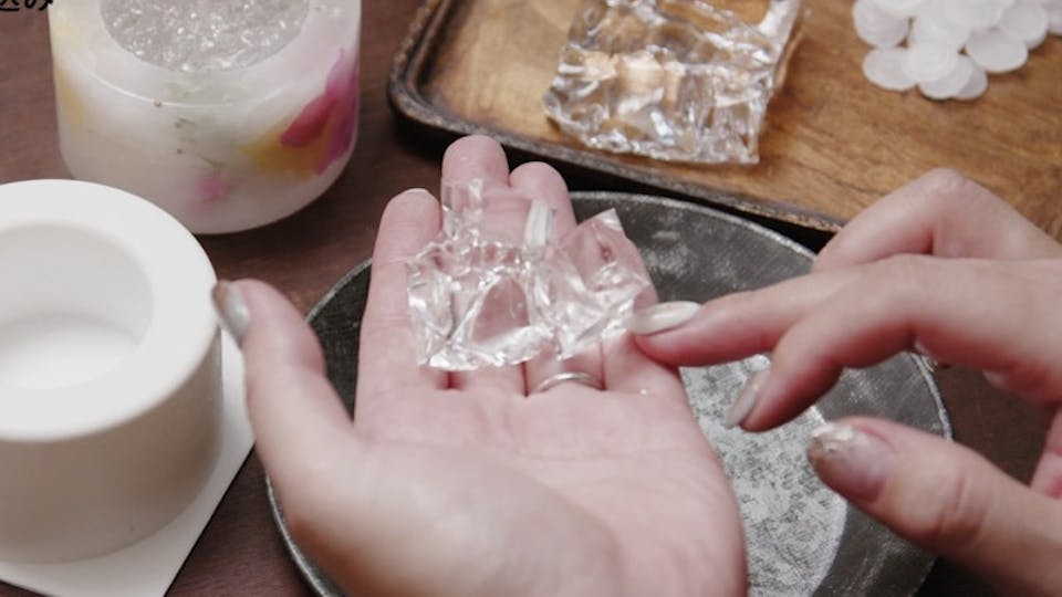 作り方4：容器にジェルワックスを注ぎ芯をカットする