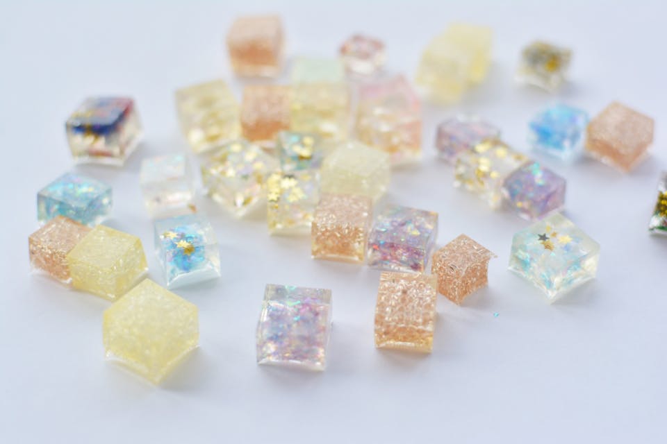 燃やすと有害な素材（プラスチック・塩化ビニル・樹脂）はNG