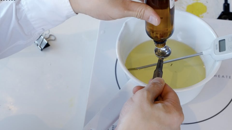 【作り方】2．アロマオイルを入れて混ぜる