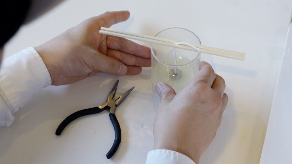 【作り方】3．芯を容器の中心に設置して割りばしで固定する