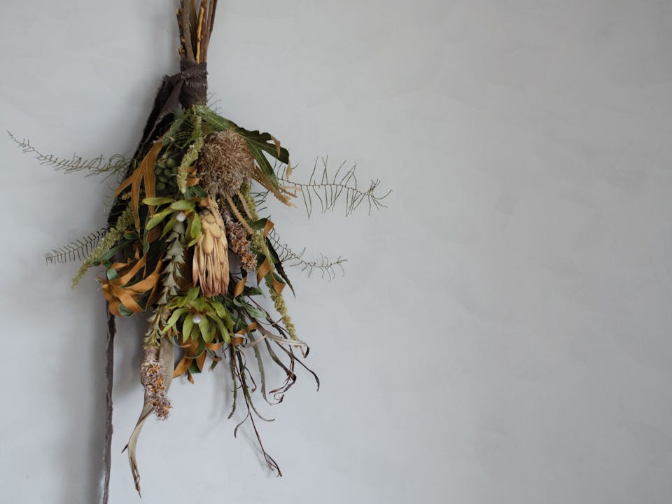 スワッグを組むか1本ずつ吊るすかを慎重に選んで