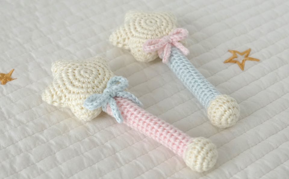 かぎ針編みで作る赤ちゃんのにぎにぎラトルとは？魅力は？