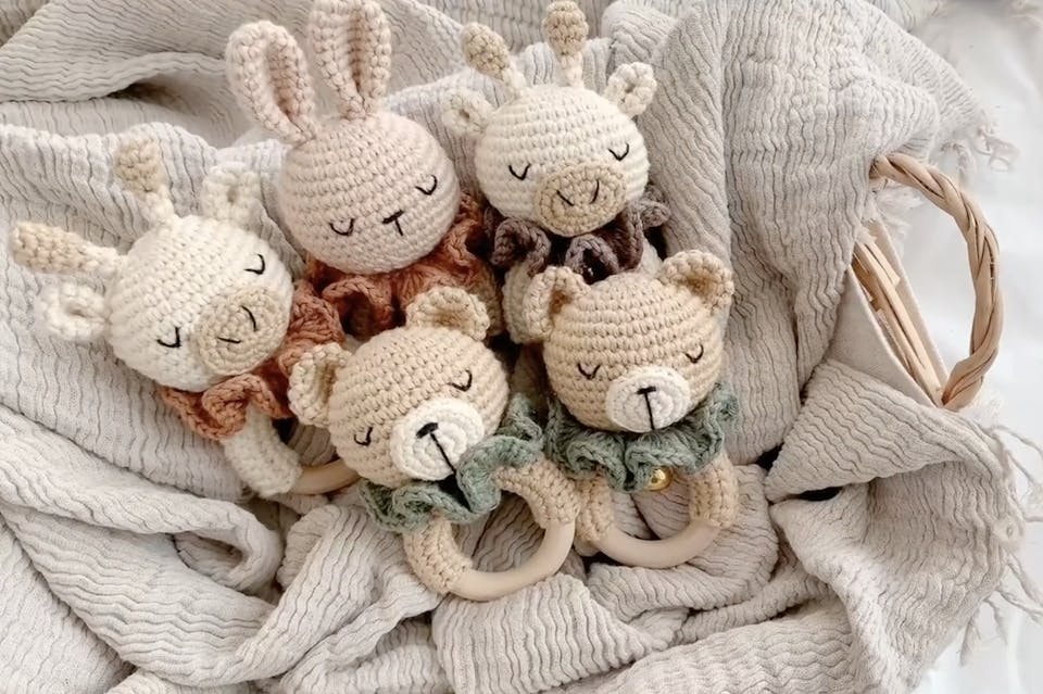 紹介2：【くまさんラトルとドーナツのあみぐるみ】手編みのベビートイ講座