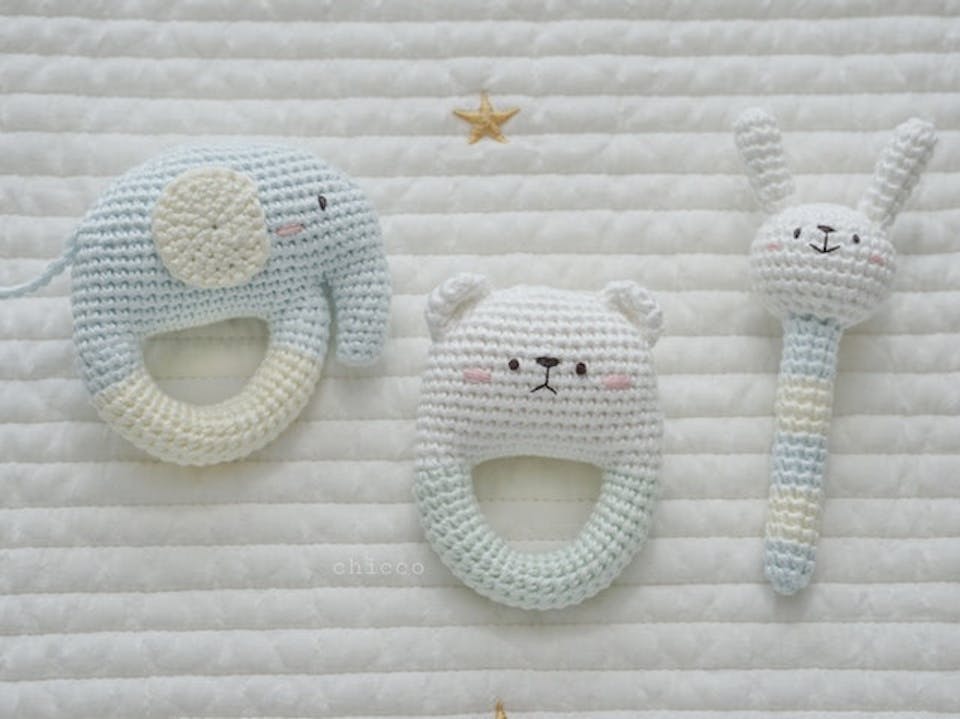 かぎ針編みで可愛い赤ちゃんのファーストトイを作ってみよう！