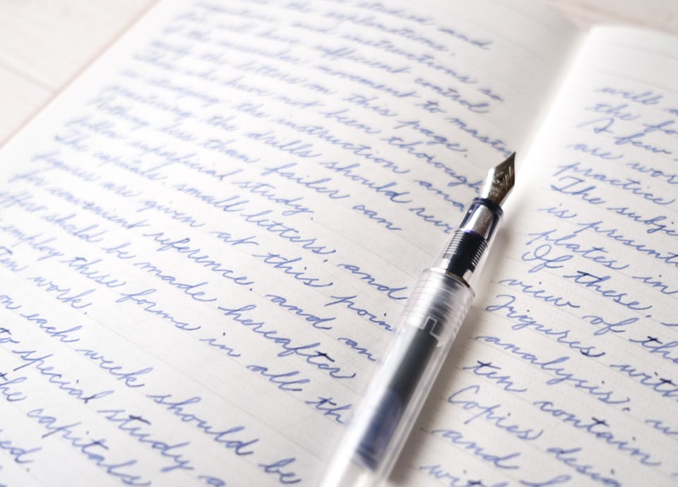 カリグラフィーの基礎となる「アルファベット筆記体」講座