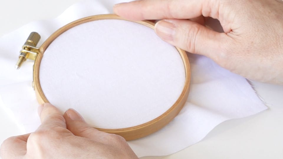 布をピンと張って刺し始める