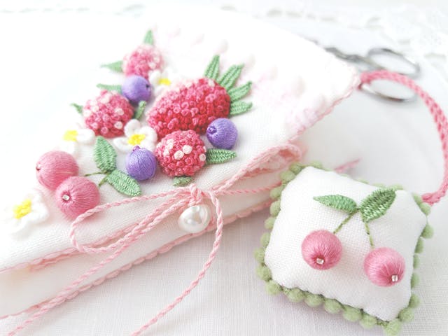 "ふっくらコロン" の立体刺しゅうとは？のイメージ画像