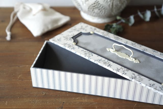 フランスの伝統的手工芸
『カルトナージュ』とは？のイメージ画像