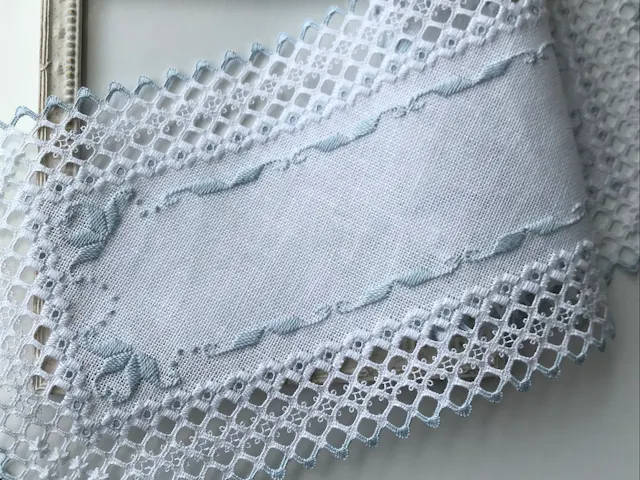北欧の暮らしが育んだ
光を通す繊細な技法「ハーダンガー刺繍」のイメージ画像