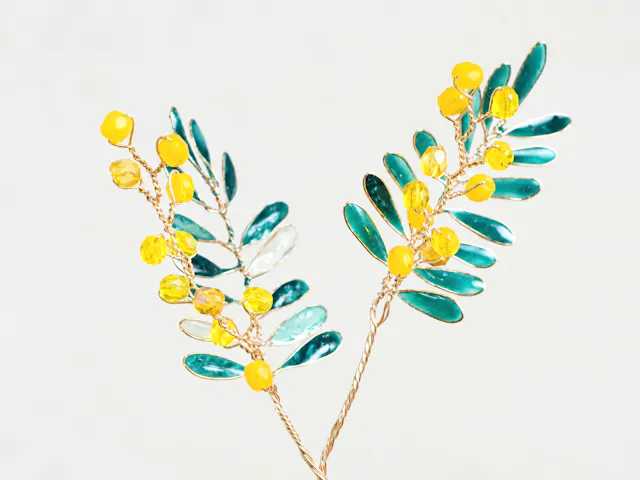 花と葉を組み合わせて自然な立体感のあるミモザの枝にのイメージ画像