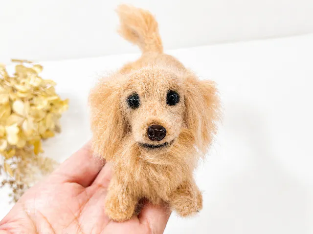 手のひらサイズの羊毛フェルトのミニチュアダックスフンドさんの制作のイメージ画像