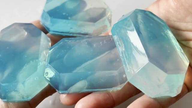 キラキラ輝くカラフルな「宝石石鹸」のイメージ画像