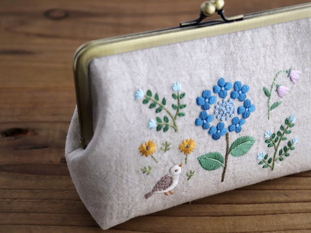 草花刺繍を施したがま口のイメージ画像
