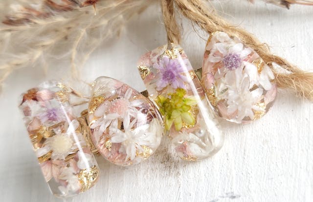 本物のお花の美しさをいつまでも楽しめる
「レジンアクセサリー」のイメージ画像